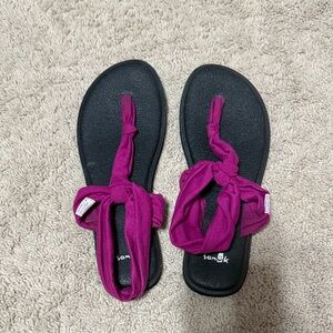 Sanuk Women's Black and Magenta Sandals